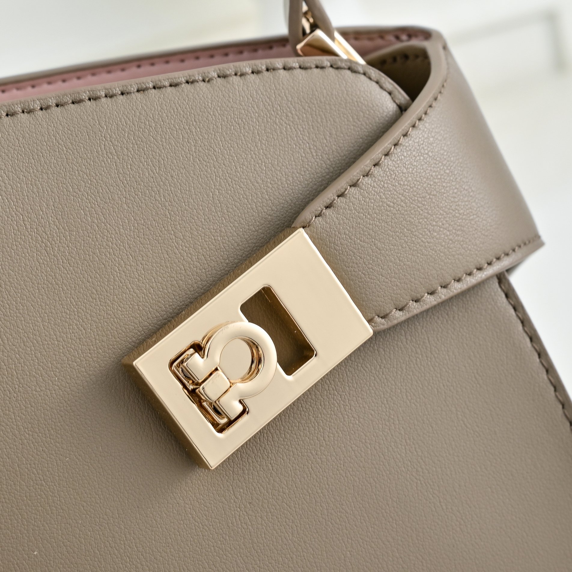 🌾Ferragamo｜菲拉格慕2026春夏王炸款!谁背谁显贵神仙配色全在线：手提单肩斜挎，低饱和高级感，通勤/正式场合闭