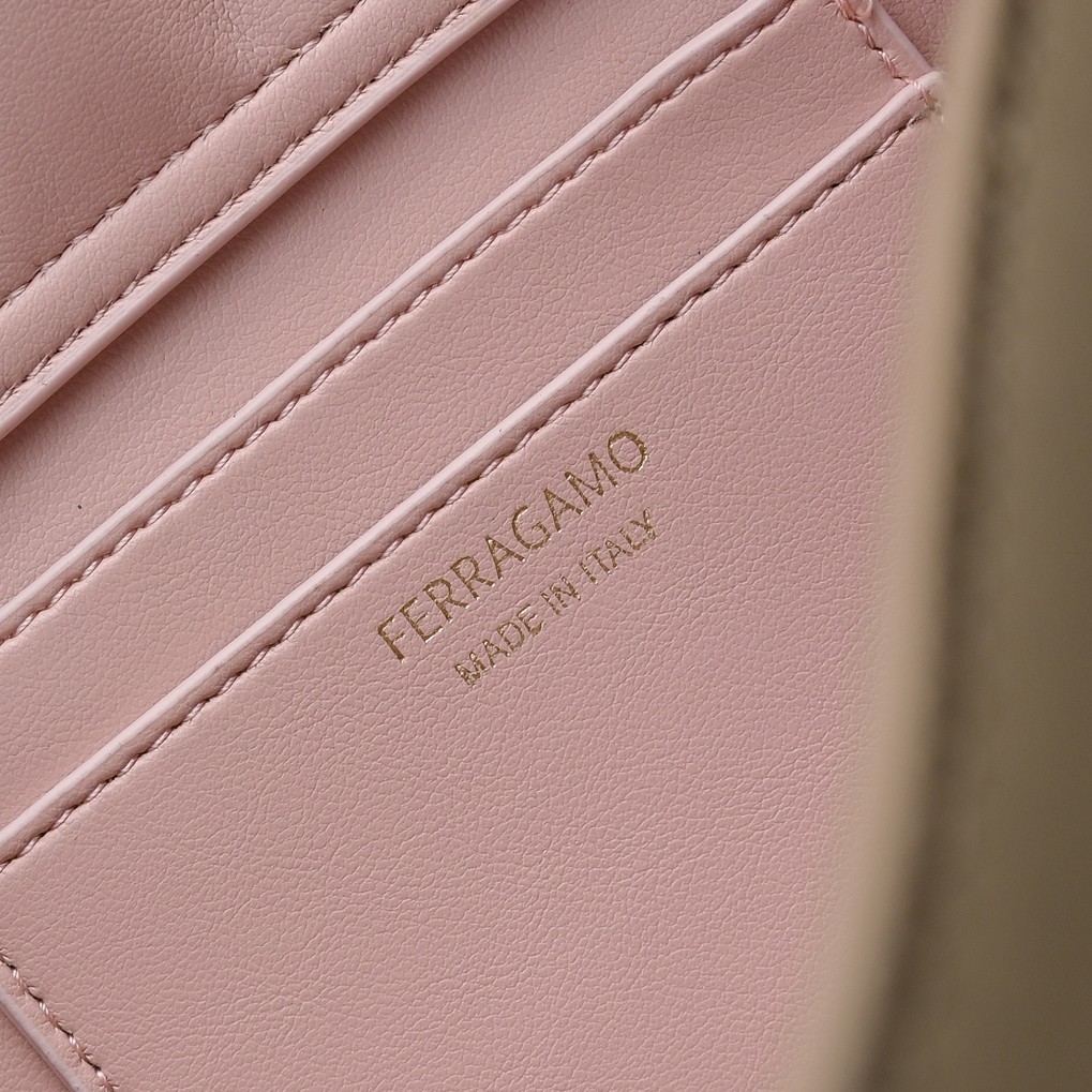 🌾Ferragamo｜菲拉格慕2026春夏王炸款!谁背谁显贵神仙配色全在线：手提单肩斜挎，低饱和高级感，通勤/正式场合闭