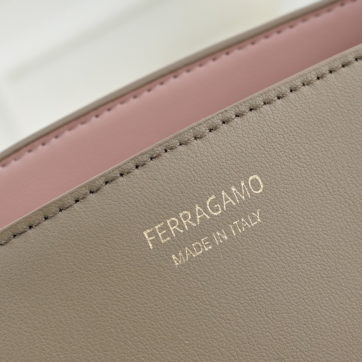 🌾Ferragamo｜菲拉格慕2026春夏王炸款!谁背谁显贵神仙配色全在线：手提单肩斜挎，低饱和高级感，通勤/正式场合闭