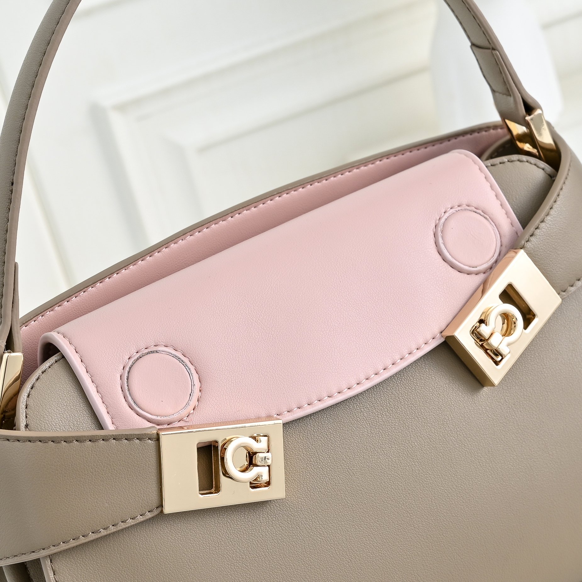 🌾Ferragamo｜菲拉格慕2026春夏王炸款!谁背谁显贵神仙配色全在线：手提单肩斜挎，低饱和高级感，通勤/正式场合闭