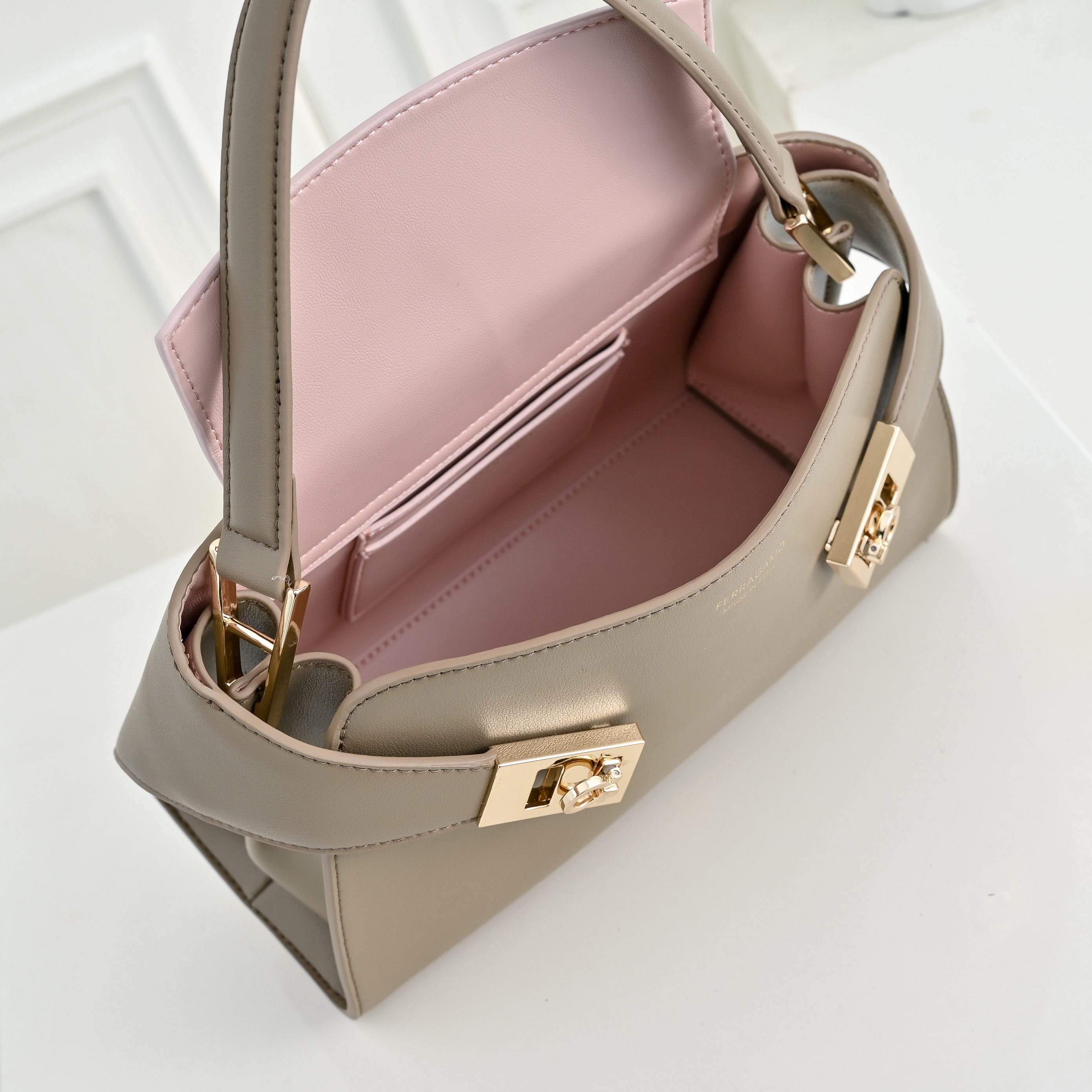 🌾Ferragamo｜菲拉格慕2026春夏王炸款!谁背谁显贵神仙配色全在线：手提单肩斜挎，低饱和高级感，通勤/正式场合闭