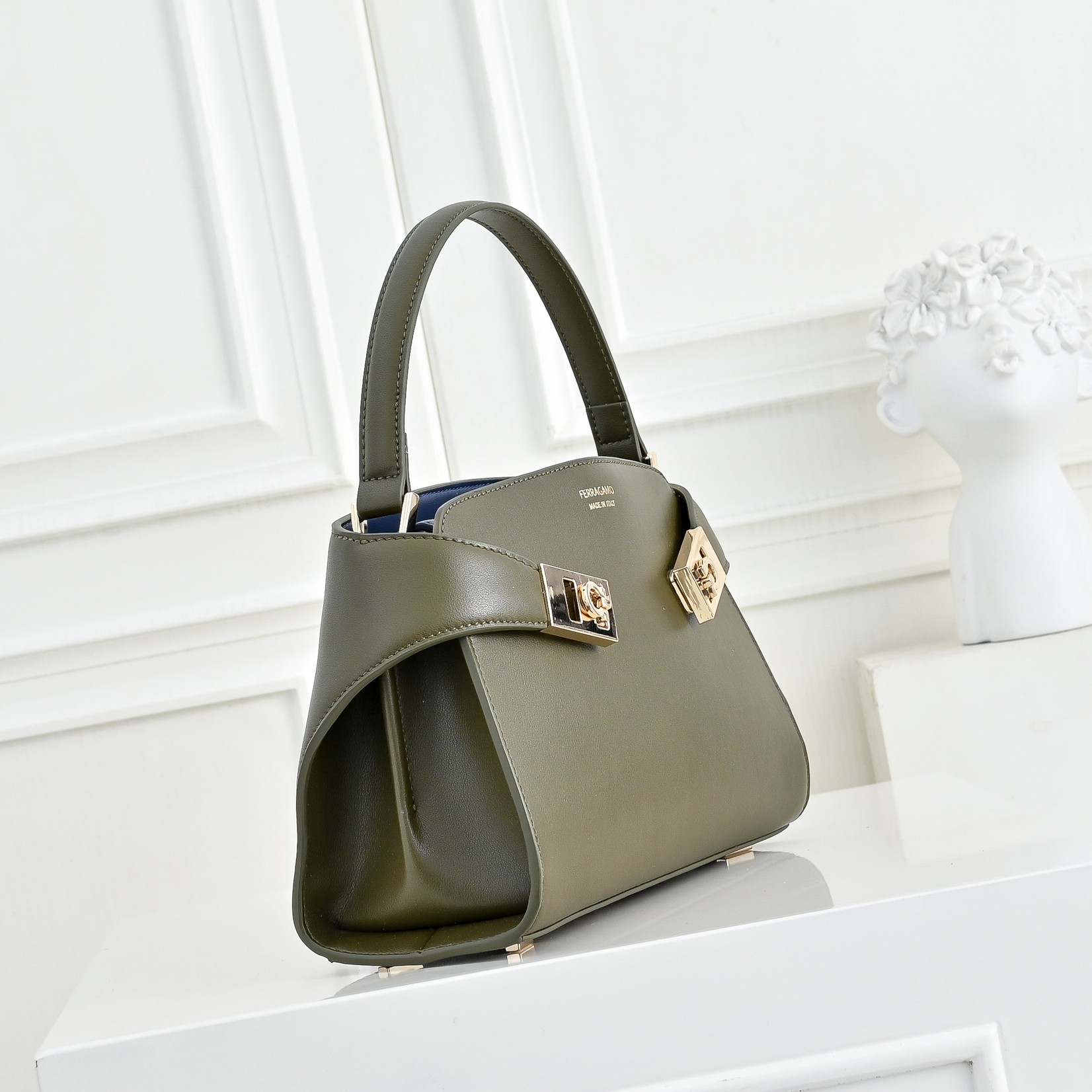 🌾Ferragamo｜菲拉格慕2026春夏王炸款!谁背谁显贵神仙配色全在线：手提单肩斜挎，低饱和高级感，通勤/正式场合闭