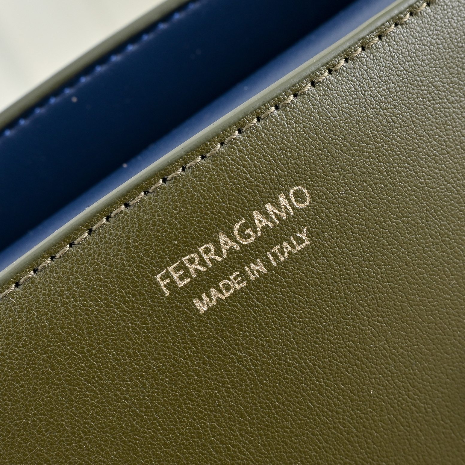 🌾Ferragamo｜菲拉格慕2026春夏王炸款!谁背谁显贵神仙配色全在线：手提单肩斜挎，低饱和高级感，通勤/正式场合闭