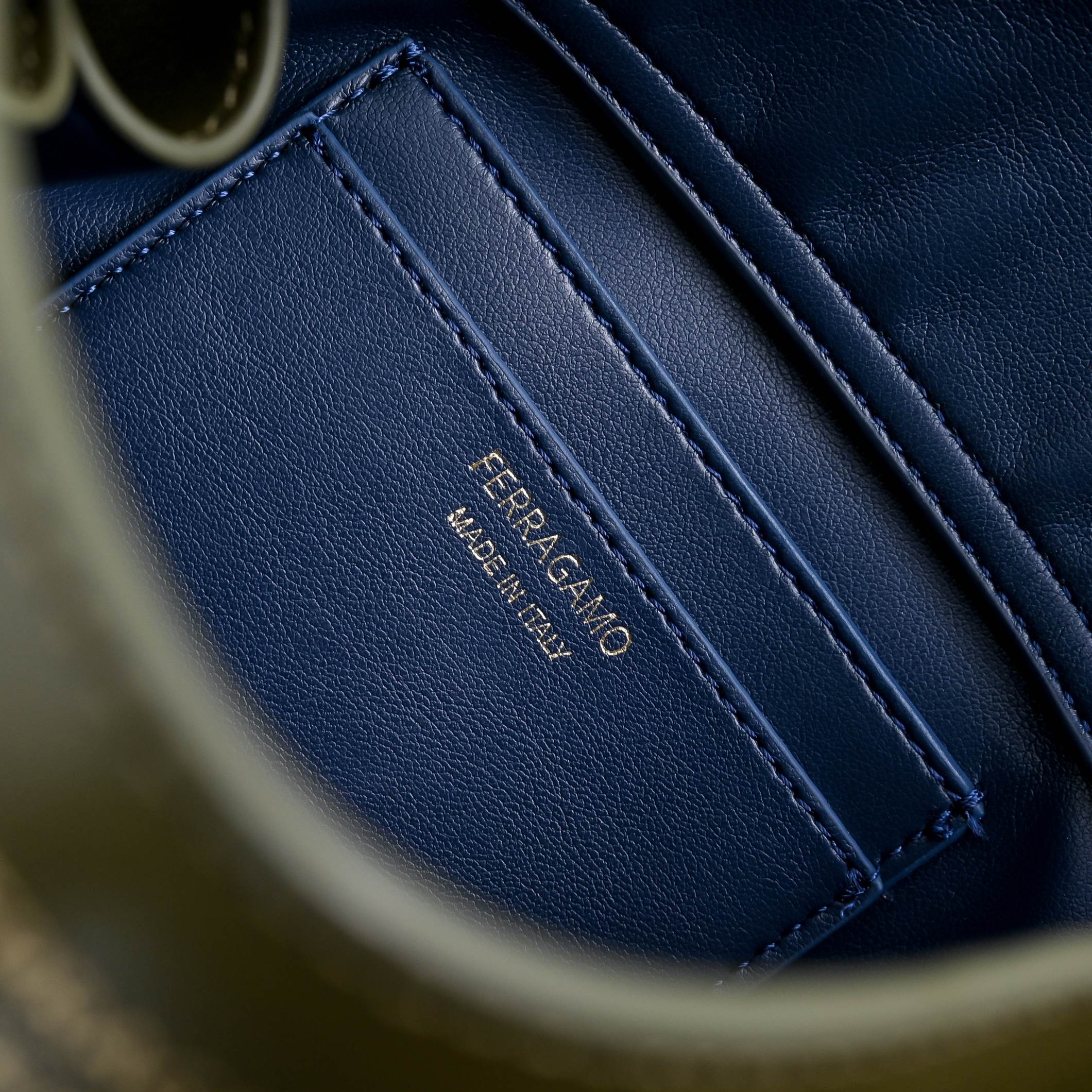 🌾Ferragamo｜菲拉格慕2026春夏王炸款!谁背谁显贵神仙配色全在线：手提单肩斜挎，低饱和高级感，通勤/正式场合闭