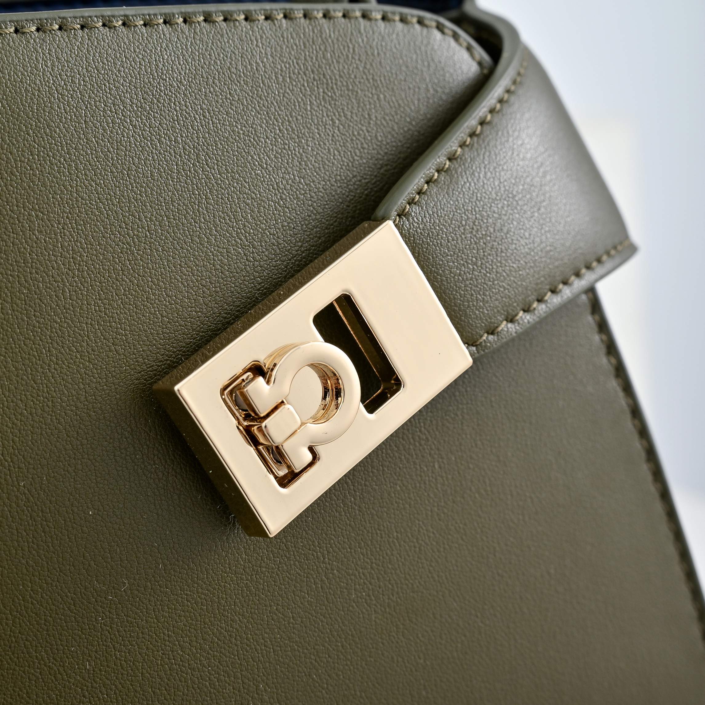 🌾Ferragamo｜菲拉格慕2026春夏王炸款!谁背谁显贵神仙配色全在线：手提单肩斜挎，低饱和高级感，通勤/正式场合闭