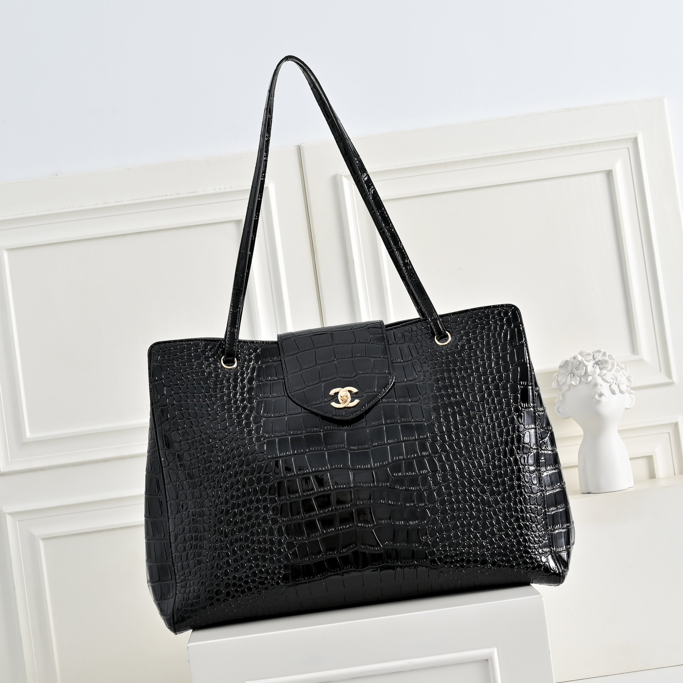 🌾OHAIVEL🌟🌟🌟Supermodel Tote托特包👜,黑色鳄鱼纹+金色双C Logo,简约大气超有质感✔️✔️! 🌾OHAIVEL🌟🌟🌟Supermodel Tote托特包👜,黑色鳄鱼纹+金色双C Logo,简约大气超有质感✔️✔️!