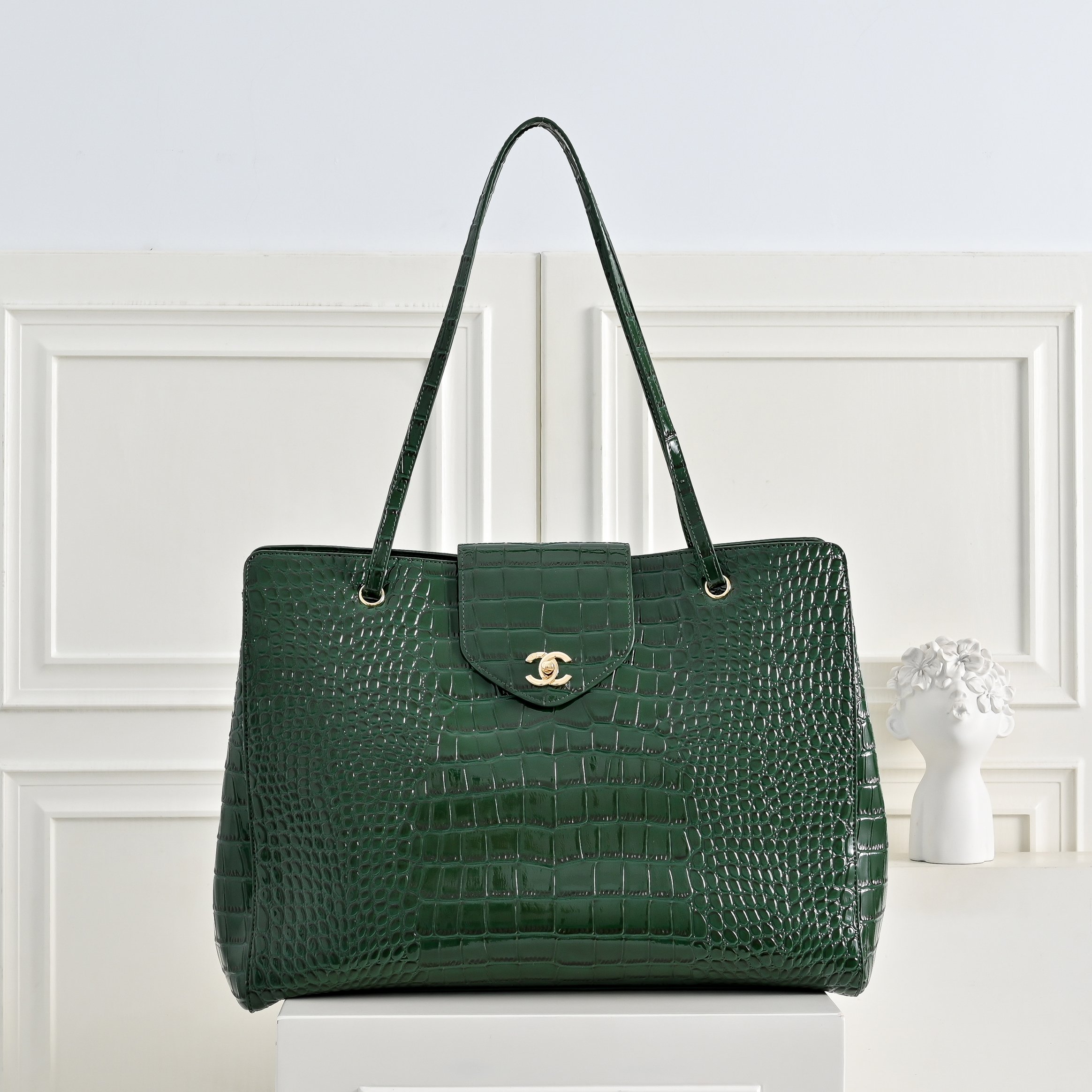 🌾OHAIVEL🌟🌟🌟Supermodel Tote托特包👜,绿色鳄鱼纹+金色双C Logo,简约大气超有质感✔️✔️! 🌾OHAIVEL🌟🌟🌟Supermodel Tote托特包👜,绿色鳄鱼纹+金色双C Logo,简约大气超有质感✔️✔️!