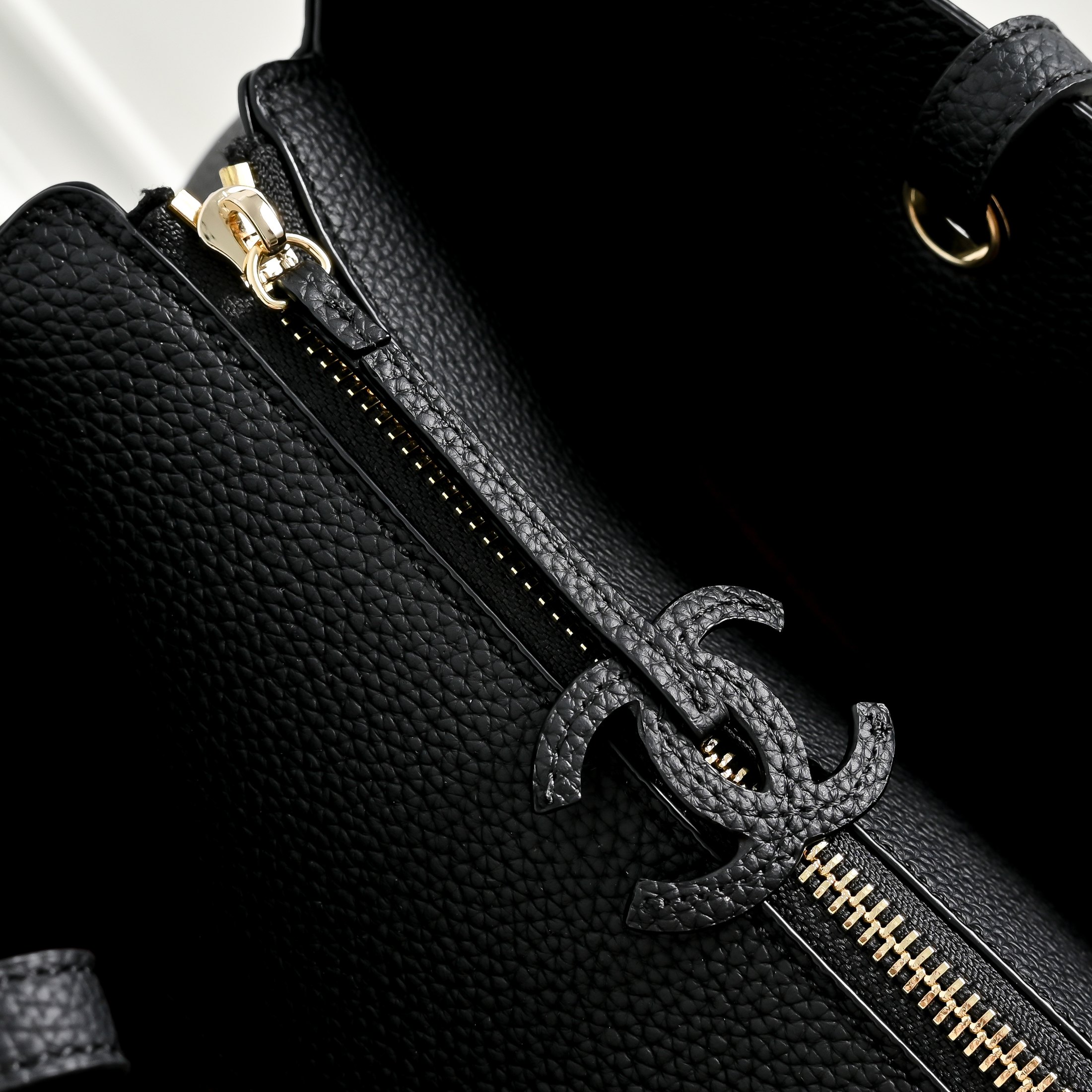 🌾OHAIVEL🌟🌟🌟Supermodel Tote托特包👜，黑色荔枝纹牛皮+金色双C Logo，简约大气超有质感✔️✔