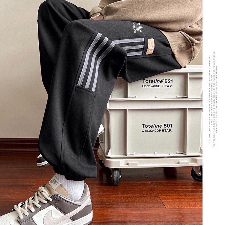 P125💰
Adidas/阿迪达斯三叶草新款拼接撞色三杠休闲裤
情侣休闲裤，定制宽松舒适，超爆经典款，经过高温水洗处理，确保衣服不变形不缩水，情侣裤子：高品质做工，新款情侣款拼色运动裤！超级百搭的款！ 立体有型！不变形 不掉色！
颜色：黑色  浅灰  深灰
尺码：M-XXL
M（腰围68cm臀围110cm裤长98cm）
L（腰围71cm臀围114cm裤长100cm）
XL（腰围74cm臀围118cm裤长102cm）
2XL（腰围77cm臀围122cm裤长104cm）
           （手工测量有1-3cm误差）