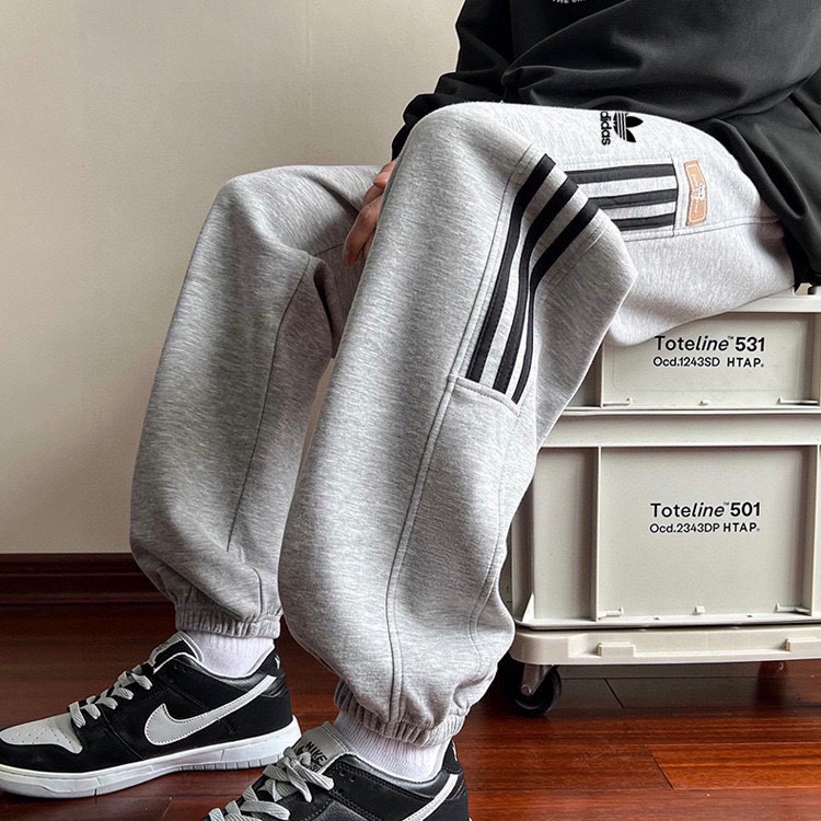 P125💰
Adidas/阿迪达斯三叶草新款拼接撞色三杠休闲裤
情侣休闲裤，定制宽松舒适，超爆经典款，经过高温水洗处理，确保衣服不变形不缩水，情侣裤子：高品质做工，新款情侣款拼色运动裤！超级百搭的款！ 立体有型！不变形 不掉色！
颜色：黑色  浅灰  深灰
尺码：M-XXL
M（腰围68cm臀围110cm裤长98cm）
L（腰围71cm臀围114cm裤长100cm）
XL（腰围74cm臀围118cm裤长102cm）
2XL（腰围77cm臀围122cm裤长104cm）
           （手工测量有1-3cm误差）