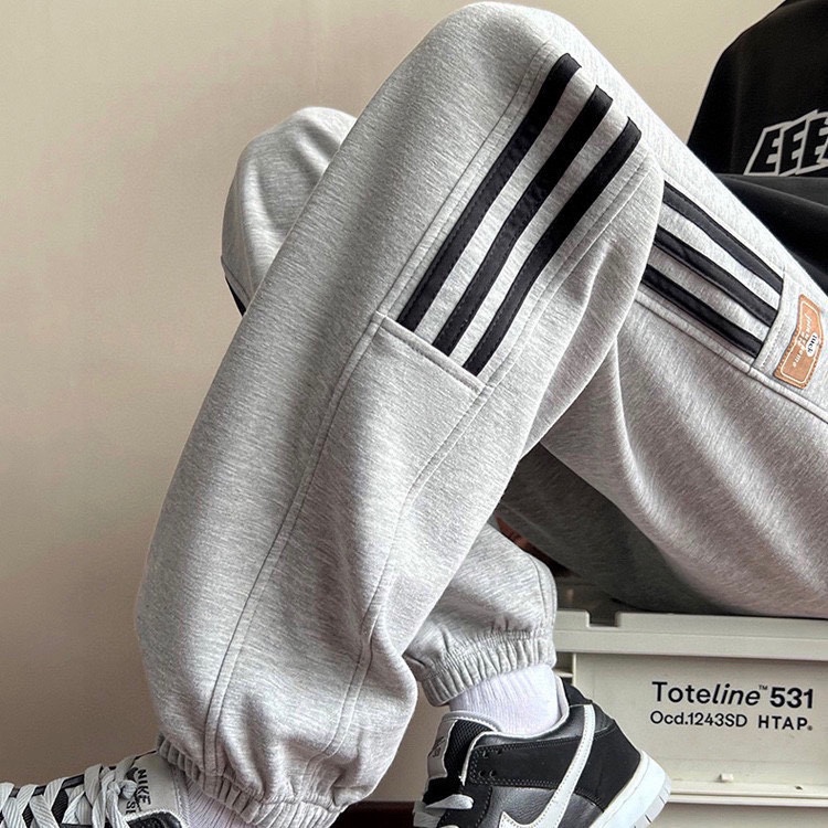P125💰
Adidas/阿迪达斯三叶草新款拼接撞色三杠休闲裤
情侣休闲裤，定制宽松舒适，超爆经典款，经过高温水洗处理，确保衣服不变形不缩水，情侣裤子：高品质做工，新款情侣款拼色运动裤！超级百搭的款！ 立体有型！不变形 不掉色！
颜色：黑色  浅灰  深灰
尺码：M-XXL
M（腰围68cm臀围110cm裤长98cm）
L（腰围71cm臀围114cm裤长100cm）
XL（腰围74cm臀围118cm裤长102cm）
2XL（腰围77cm臀围122cm裤长104cm）
           （手工测量有1-3cm误差）