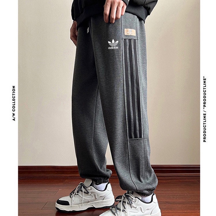P125💰
Adidas/阿迪达斯三叶草新款拼接撞色三杠休闲裤
情侣休闲裤，定制宽松舒适，超爆经典款，经过高温水洗处理，确保衣服不变形不缩水，情侣裤子：高品质做工，新款情侣款拼色运动裤！超级百搭的款！ 立体有型！不变形 不掉色！
颜色：黑色  浅灰  深灰
尺码：M-XXL
M（腰围68cm臀围110cm裤长98cm）
L（腰围71cm臀围114cm裤长100cm）
XL（腰围74cm臀围118cm裤长102cm）
2XL（腰围77cm臀围122cm裤长104cm）
           （手工测量有1-3cm误差）