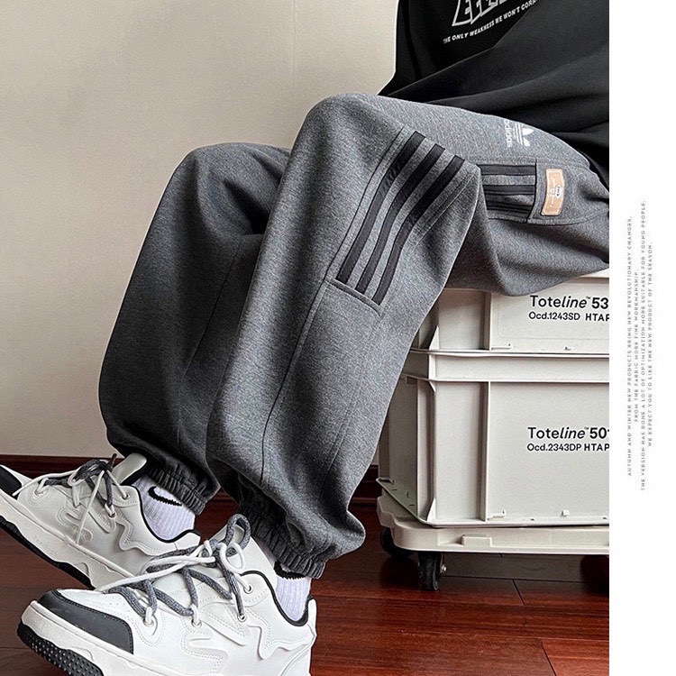 P125💰
Adidas/阿迪达斯三叶草新款拼接撞色三杠休闲裤
情侣休闲裤，定制宽松舒适，超爆经典款，经过高温水洗处理，确保衣服不变形不缩水，情侣裤子：高品质做工，新款情侣款拼色运动裤！超级百搭的款！ 立体有型！不变形 不掉色！
颜色：黑色  浅灰  深灰
尺码：M-XXL
M（腰围68cm臀围110cm裤长98cm）
L（腰围71cm臀围114cm裤长100cm）
XL（腰围74cm臀围118cm裤长102cm）
2XL（腰围77cm臀围122cm裤长104cm）
           （手工测量有1-3cm误差）