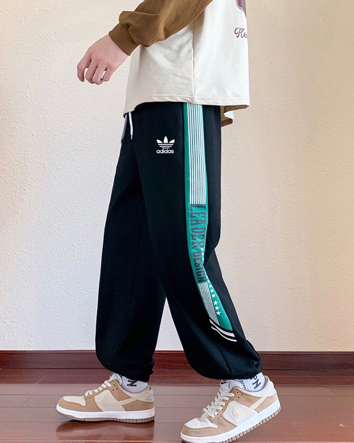 P125💰
Adidas/阿迪达斯三叶草24ss春季新款拼接撞色印花休闲束脚裤情侣款卫裤
优选面料 质感舒适
通勤百搭 不易变形 掉色 气球
简约版型 包容性强 不显臃肿 
颜色：黑色 灰色 
尺码：M-XXL
M （裤长98cm腰围67cm臀围110cm）
L （裤长 100cm腰围70cm臀围114cm）
XL（裤长102cm腰围73cm臀围118cm）
XXL（裤长104cm腰围76cm臀围122cm）
            （手工测量误差有1-3cm误差）
