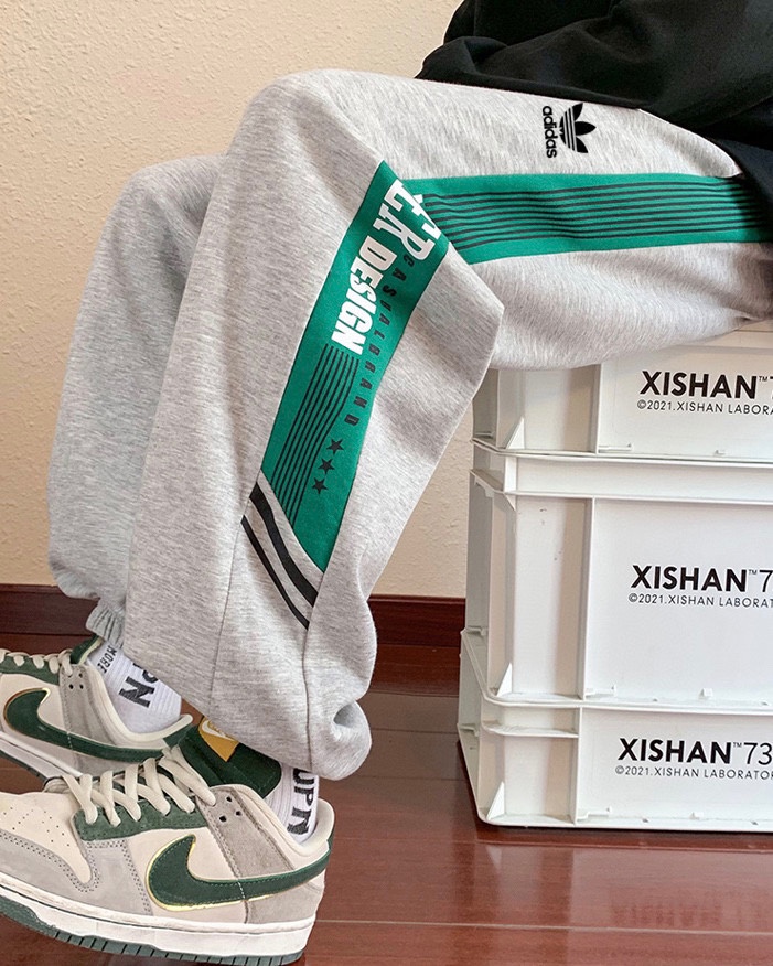 P125💰
Adidas/阿迪达斯三叶草24ss春季新款拼接撞色印花休闲束脚裤情侣款卫裤
优选面料 质感舒适
通勤百搭 不易变形 掉色 气球
简约版型 包容性强 不显臃肿 
颜色：黑色 灰色 
尺码：M-XXL
M （裤长98cm腰围67cm臀围110cm）
L （裤长 100cm腰围70cm臀围114cm）
XL（裤长102cm腰围73cm臀围118cm）
XXL（裤长104cm腰围76cm臀围122cm）
            （手工测量误差有1-3cm误差）
