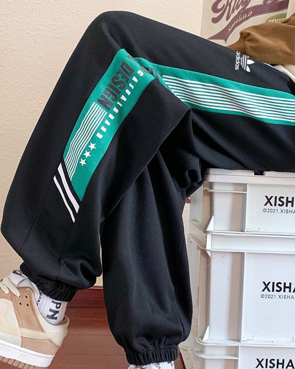 P125💰
Adidas/阿迪达斯三叶草24ss春季新款拼接撞色印花休闲束脚裤情侣款卫裤
优选面料 质感舒适
通勤百搭 不易变形 掉色 气球
简约版型 包容性强 不显臃肿 
颜色：黑色 灰色 
尺码：M-XXL
M （裤长98cm腰围67cm臀围110cm）
L （裤长 100cm腰围70cm臀围114cm）
XL（裤长102cm腰围73cm臀围118cm）
XXL（裤长104cm腰围76cm臀围122cm）
            （手工测量误差有1-3cm误差）
