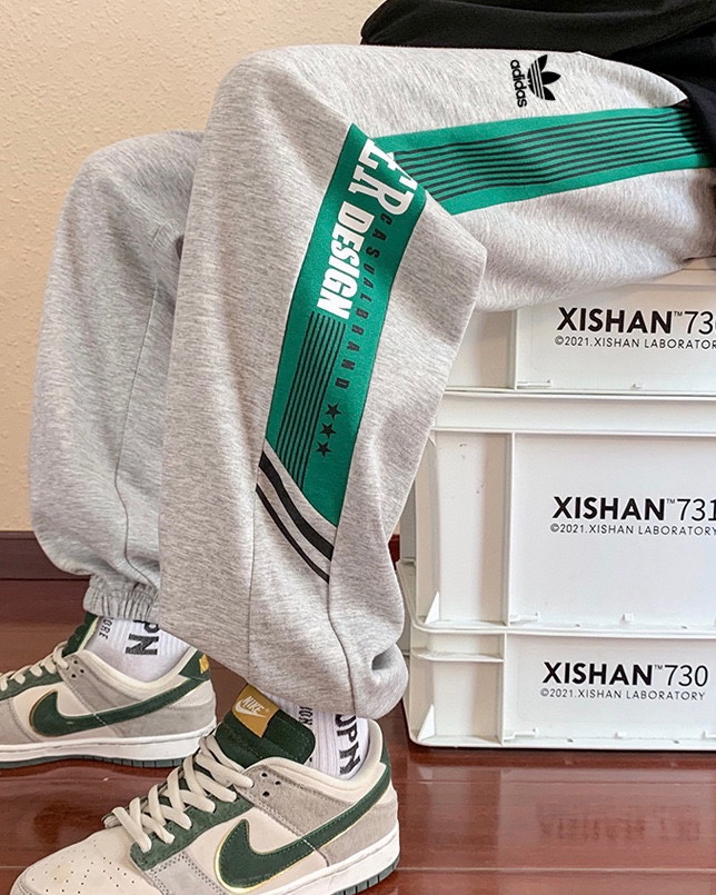 P125💰
Adidas/阿迪达斯三叶草24ss春季新款拼接撞色印花休闲束脚裤情侣款卫裤
优选面料 质感舒适
通勤百搭 不易变形 掉色 气球
简约版型 包容性强 不显臃肿 
颜色：黑色 灰色 
尺码：M-XXL
M （裤长98cm腰围67cm臀围110cm）
L （裤长 100cm腰围70cm臀围114cm）
XL（裤长102cm腰围73cm臀围118cm）
XXL（裤长104cm腰围76cm臀围122cm）
            （手工测量误差有1-3cm误差）
