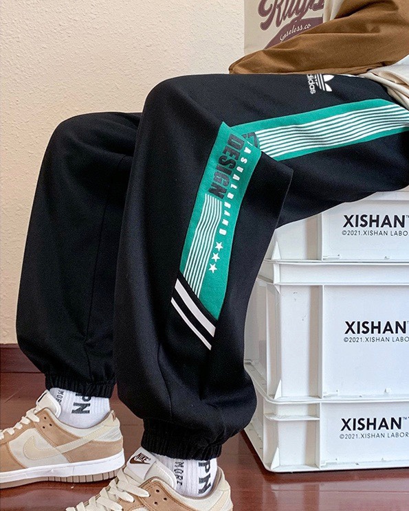P125💰
Adidas/阿迪达斯三叶草24ss春季新款拼接撞色印花休闲束脚裤情侣款卫裤
优选面料 质感舒适
通勤百搭 不易变形 掉色 气球
简约版型 包容性强 不显臃肿 
颜色：黑色 灰色 
尺码：M-XXL
M （裤长98cm腰围67cm臀围110cm）
L （裤长 100cm腰围70cm臀围114cm）
XL（裤长102cm腰围73cm臀围118cm）
XXL（裤长104cm腰围76cm臀围122cm）
            （手工测量误差有1-3cm误差）
