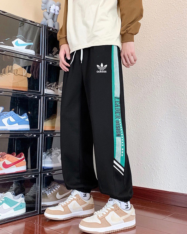 P125💰
Adidas/阿迪达斯三叶草24ss春季新款拼接撞色印花休闲束脚裤情侣款卫裤
优选面料 质感舒适
通勤百搭 不易变形 掉色 气球
简约版型 包容性强 不显臃肿 
颜色：黑色 灰色 
尺码：M-XXL
M （裤长98cm腰围67cm臀围110cm）
L （裤长 100cm腰围70cm臀围114cm）
XL（裤长102cm腰围73cm臀围118cm）
XXL（裤长104cm腰围76cm臀围122cm）
            （手工测量误差有1-3cm误差）
