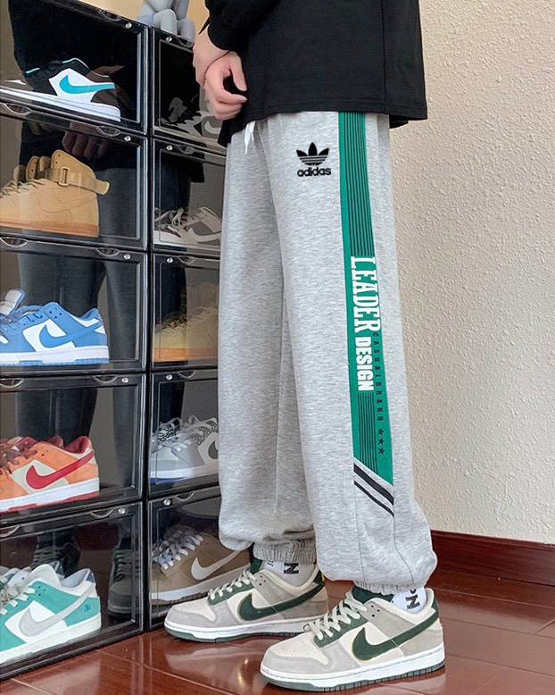 P125💰
Adidas/阿迪达斯三叶草24ss春季新款拼接撞色印花休闲束脚裤情侣款卫裤
优选面料 质感舒适
通勤百搭 不易变形 掉色 气球
简约版型 包容性强 不显臃肿 
颜色：黑色 灰色 
尺码：M-XXL
M （裤长98cm腰围67cm臀围110cm）
L （裤长 100cm腰围70cm臀围114cm）
XL（裤长102cm腰围73cm臀围118cm）
XXL（裤长104cm腰围76cm臀围122cm）
            （手工测量误差有1-3cm误差）

