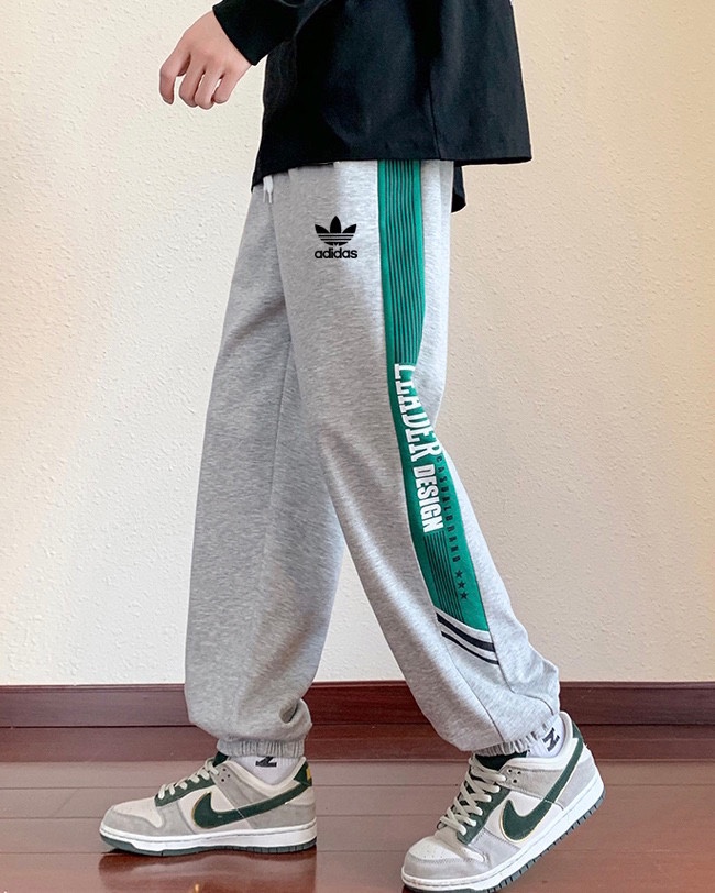 P125💰
Adidas/阿迪达斯三叶草24ss春季新款拼接撞色印花休闲束脚裤情侣款卫裤
优选面料 质感舒适
通勤百搭 不易变形 掉色 气球
简约版型 包容性强 不显臃肿 
颜色：黑色 灰色 
尺码：M-XXL
M （裤长98cm腰围67cm臀围110cm）
L （裤长 100cm腰围70cm臀围114cm）
XL（裤长102cm腰围73cm臀围118cm）
XXL（裤长104cm腰围76cm臀围122cm）
            （手工测量误差有1-3cm误差）
