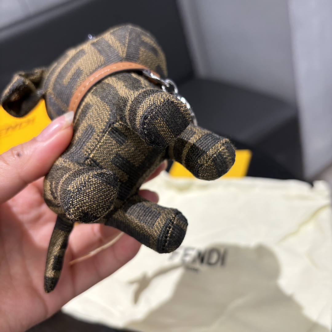 “FENDI Limited Edition Dog Pack: Unique Artistic Creation with Imported Steel Hardware” - 图片 9