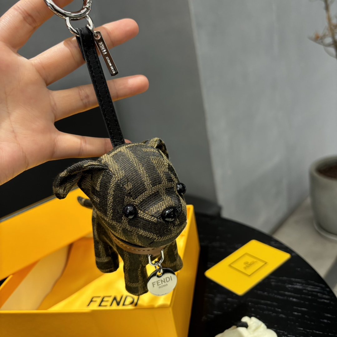 “FENDI Limited Edition Dog Pack: Unique Artistic Creation with Imported Steel Hardware” - 图片 5