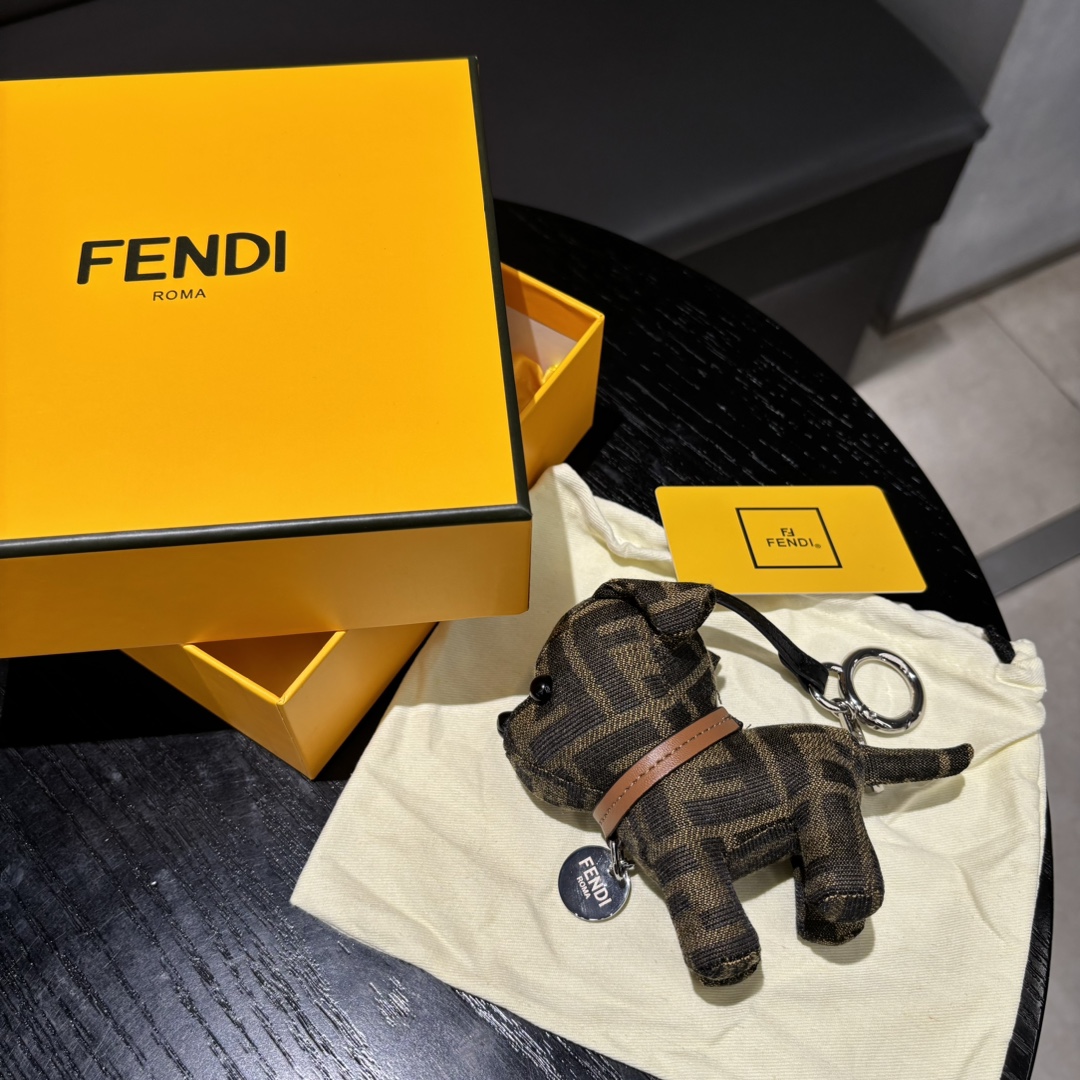 “FENDI Limited Edition Dog Pack: Unique Artistic Creation with Imported Steel Hardware” - 图片 8
