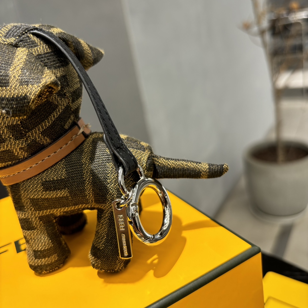 “FENDI Limited Edition Dog Pack: Unique Artistic Creation with Imported Steel Hardware” - 图片 7