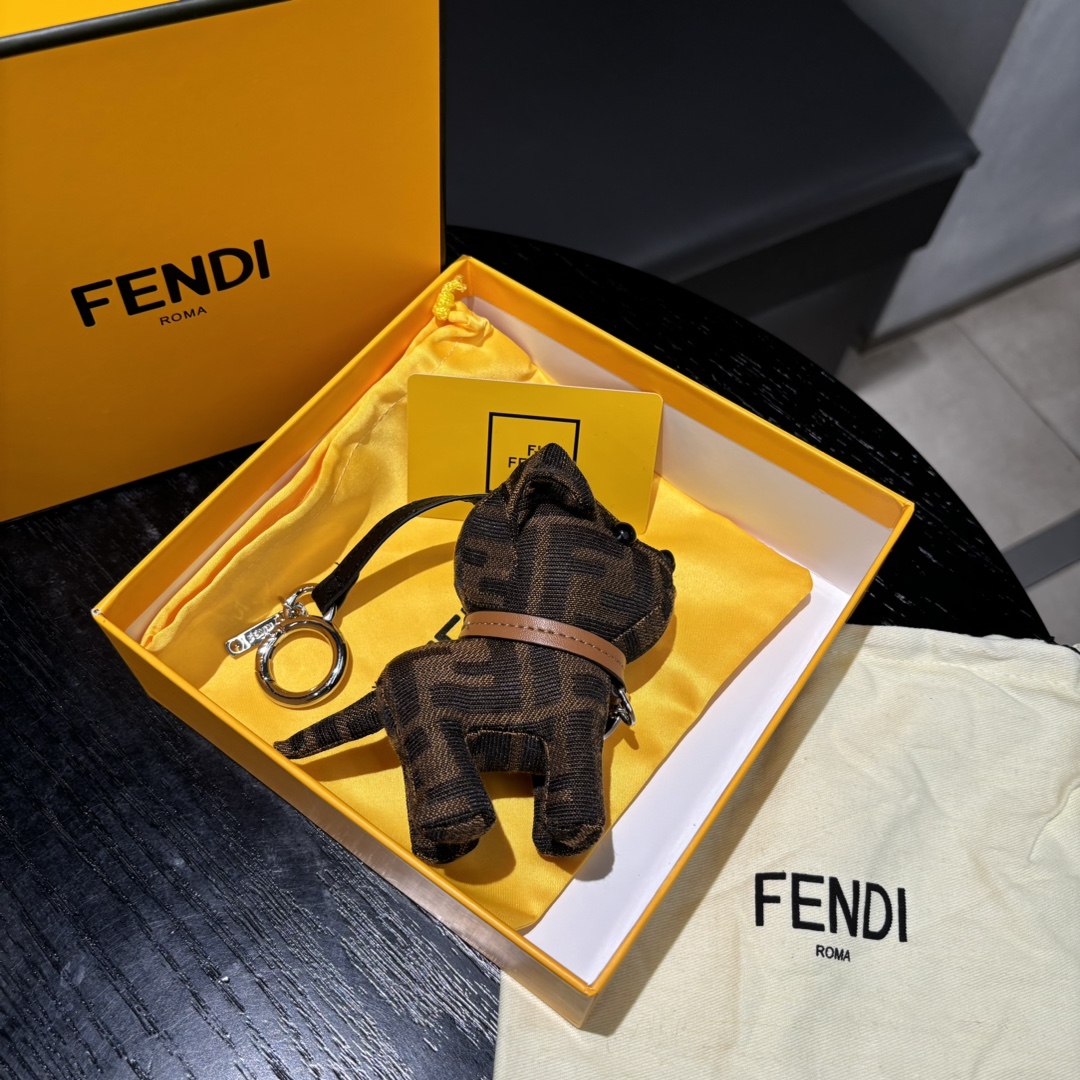 Unique FENDI Dog Packs: Artistic Fun with Imported Steel Hardware - 图片 6