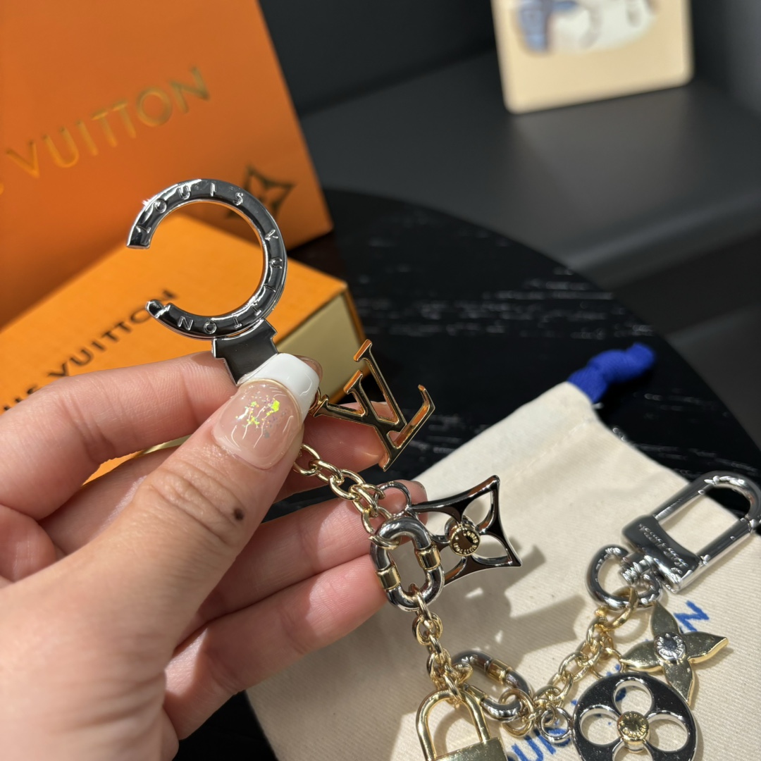Blooming Monogram keychain - In a Hand