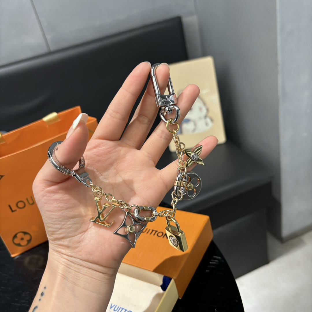 Blooming Monogram keychain - Circle Lock Detail