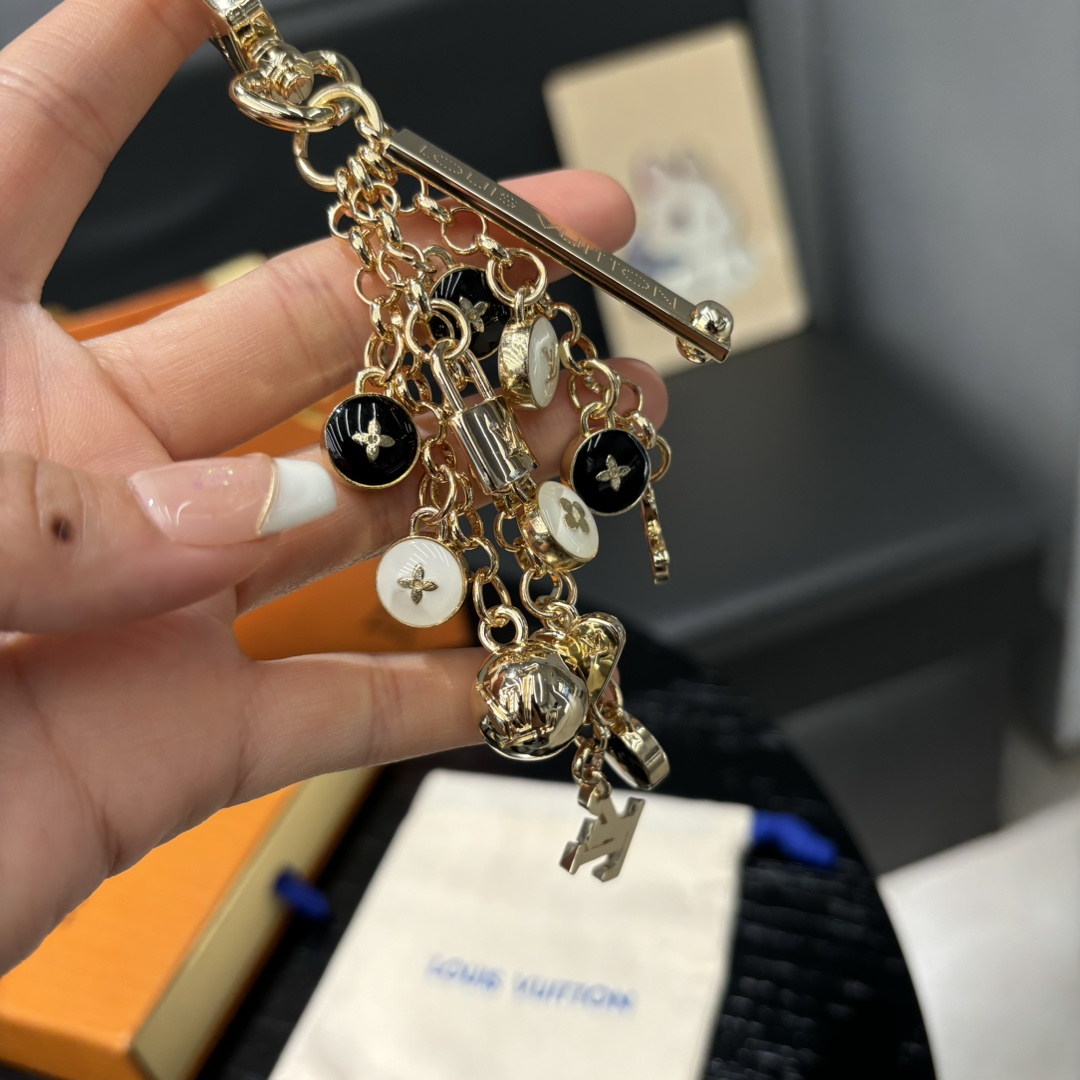 Stainless Steel Bag Chain - Shiny Surface Stainless steel bag chain showing its shiny surface.