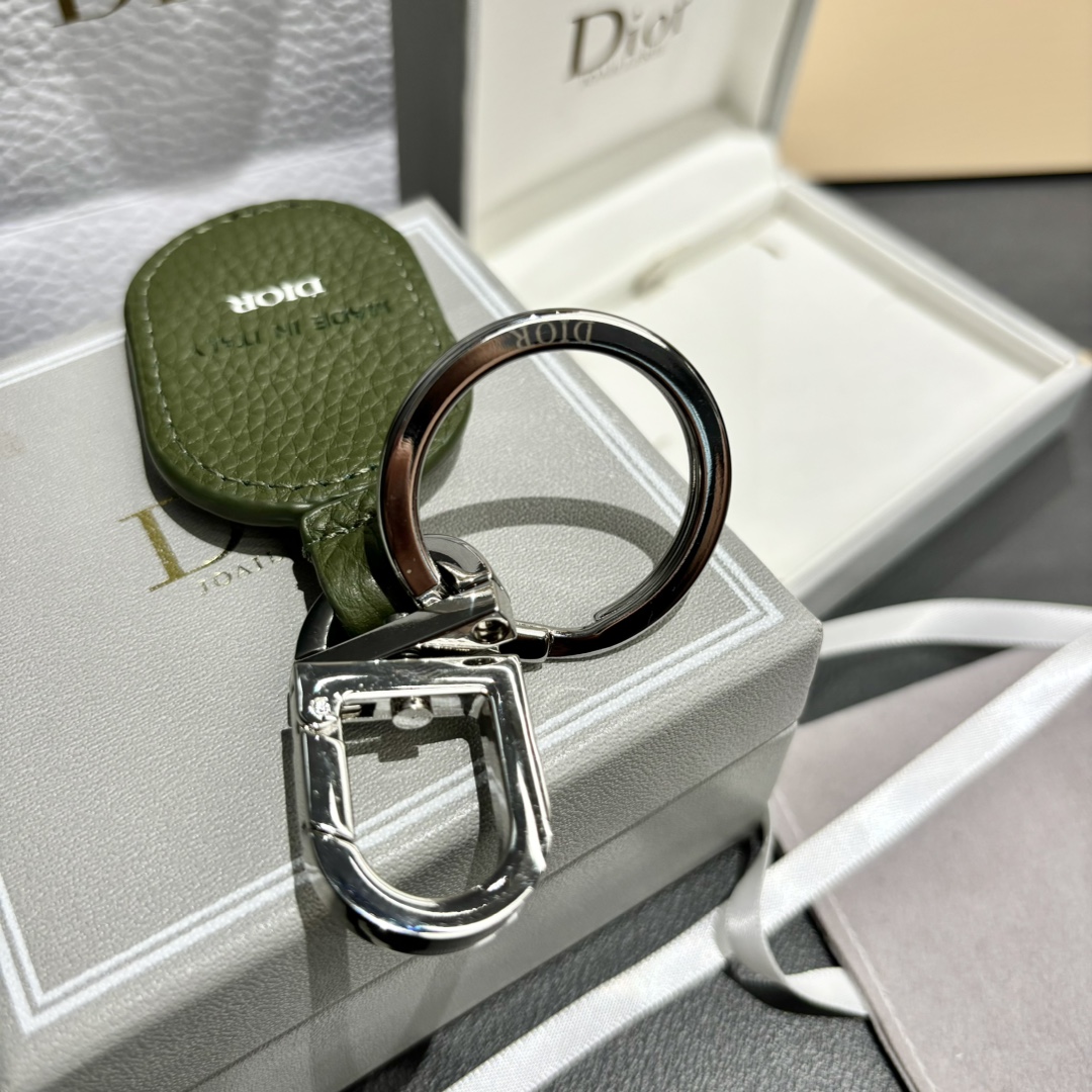 Luxury CD Diamond Logo Key Button with Leather and Metal Details for Belts and Handbags - 图片 5