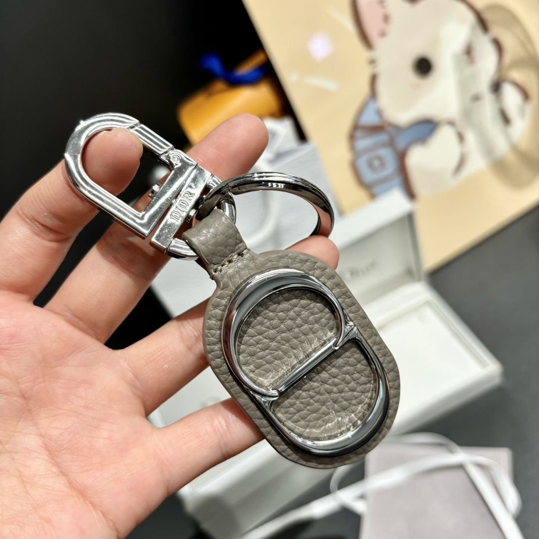 Luxurious CD Diamond Logo Key Button with Leather and Brass Details for Belts and Handbags - 图片 4