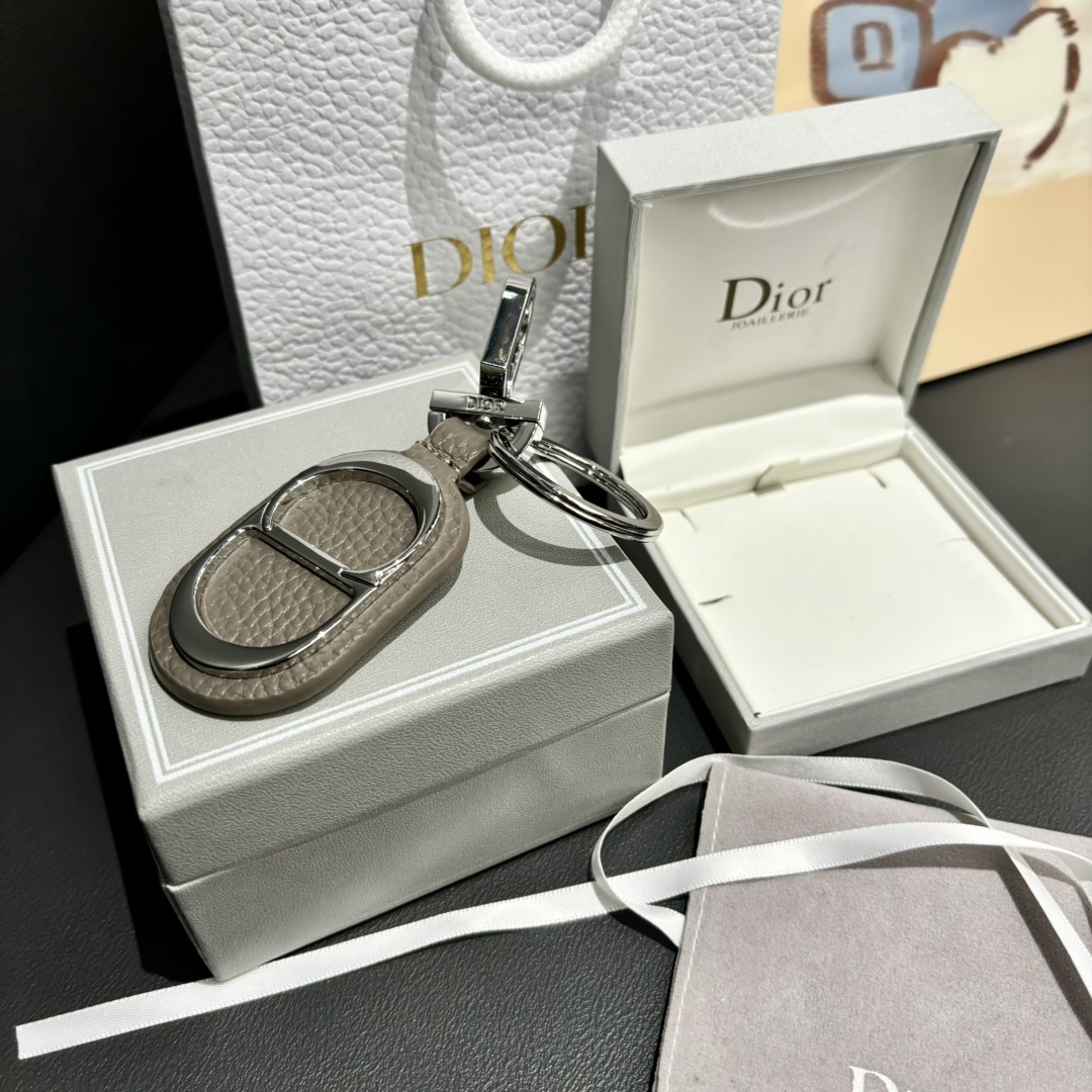 Luxurious CD Diamond Logo Key Button with Leather and Brass Details for Belts and Handbags - 图片 5