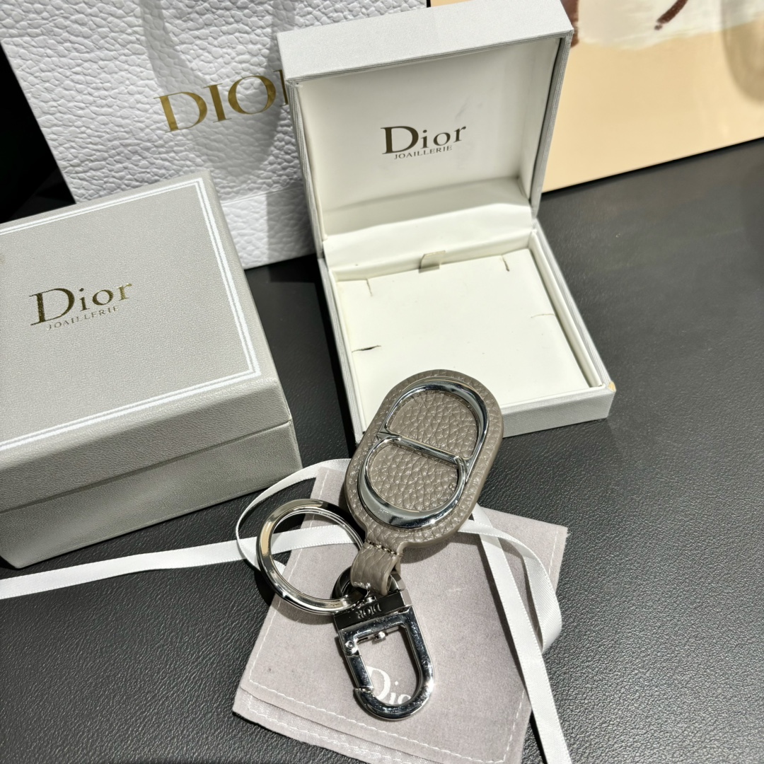 Luxurious CD Diamond Logo Key Button with Leather and Brass Details for Belts and Handbags - 图片 3