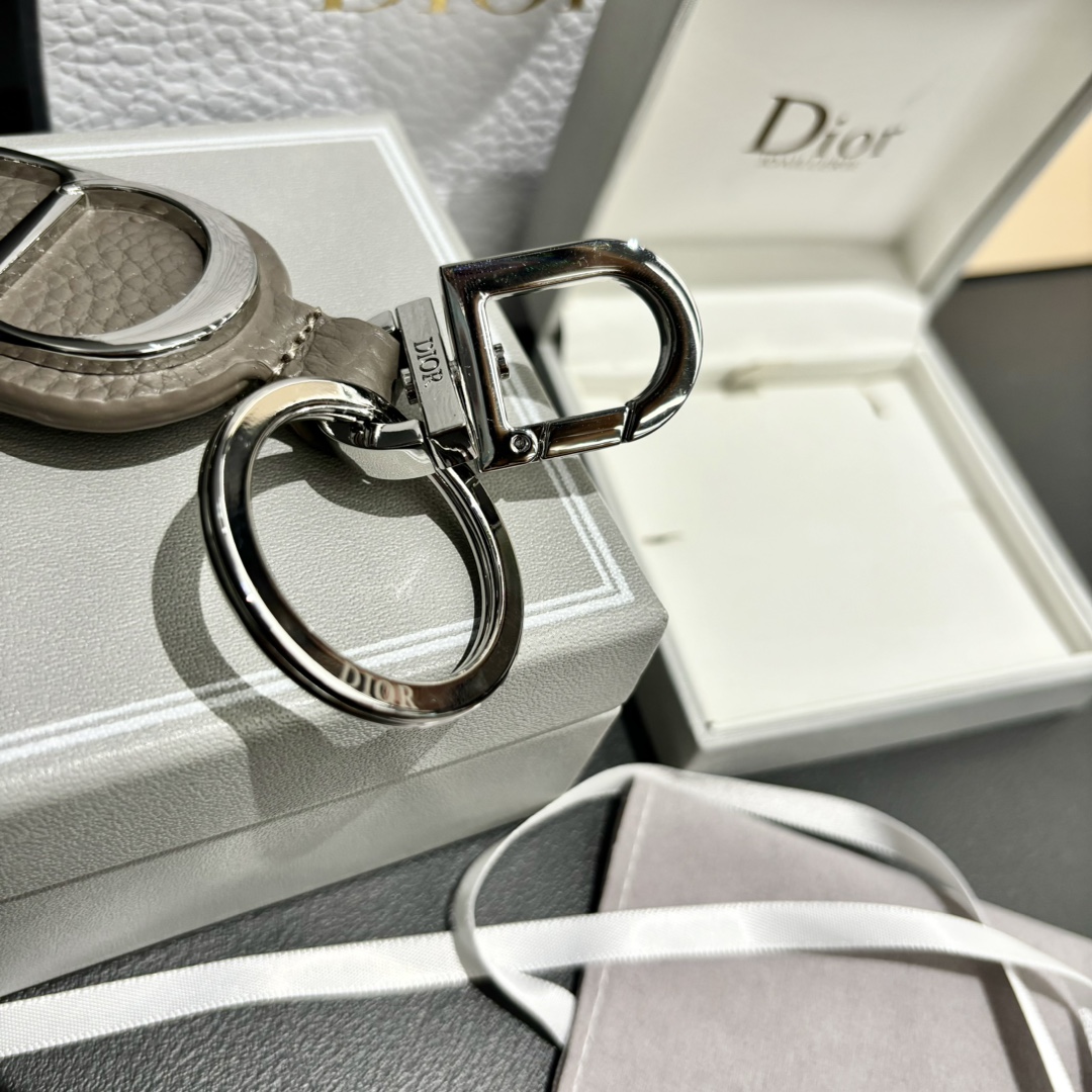 Luxurious CD Diamond Logo Key Button with Leather and Brass Details for Belts and Handbags - 图片 6