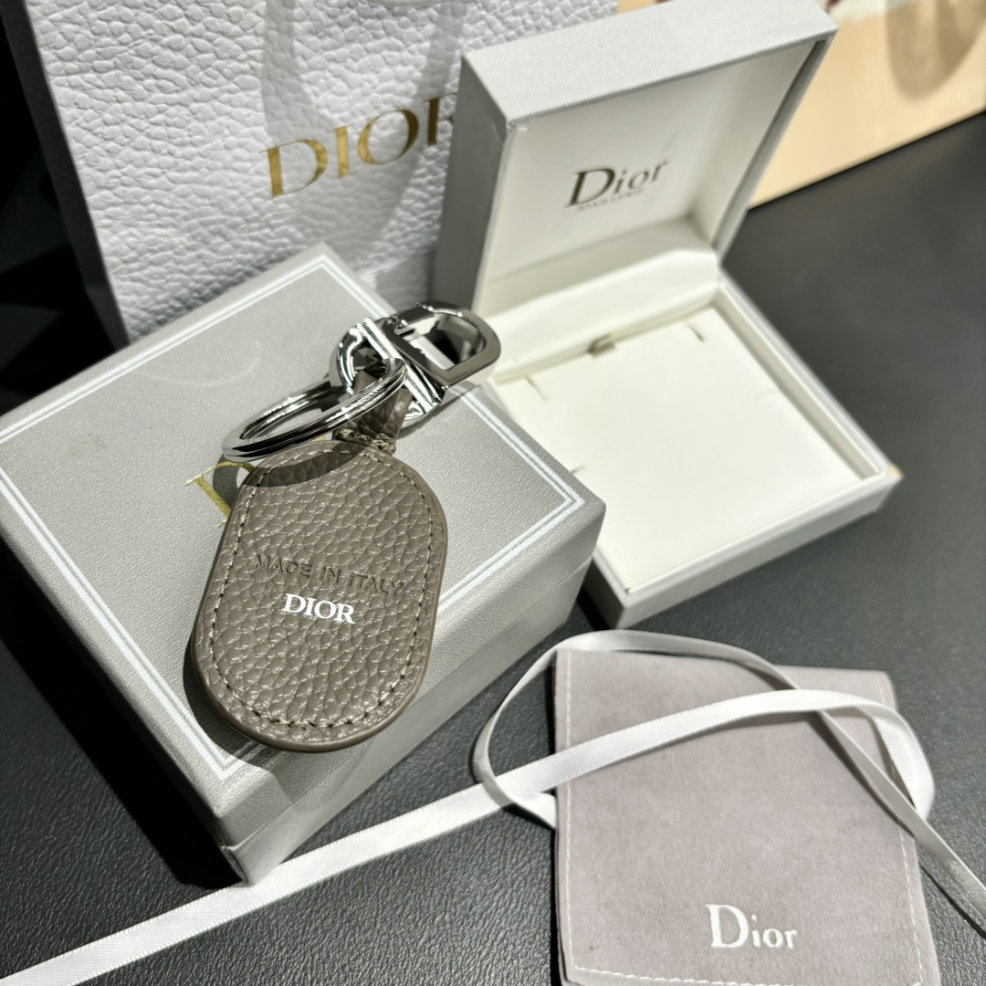 Luxurious CD Diamond Logo Key Button with Leather and Brass Details for Belts and Handbags - 图片 2