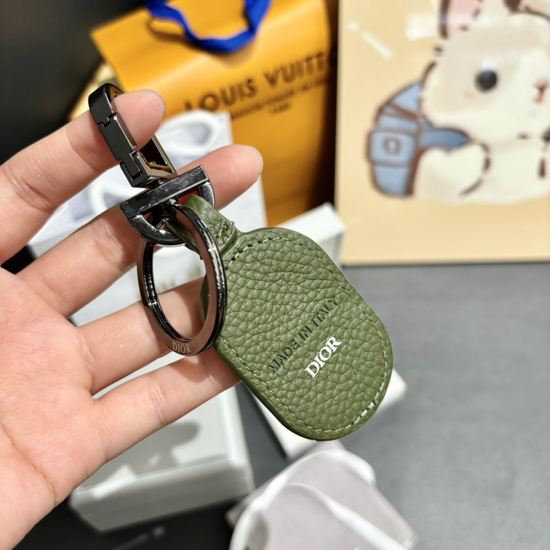 “Dior CD Diamond Logo Key Button with Leather and Metal Embellishments” - 图片 3