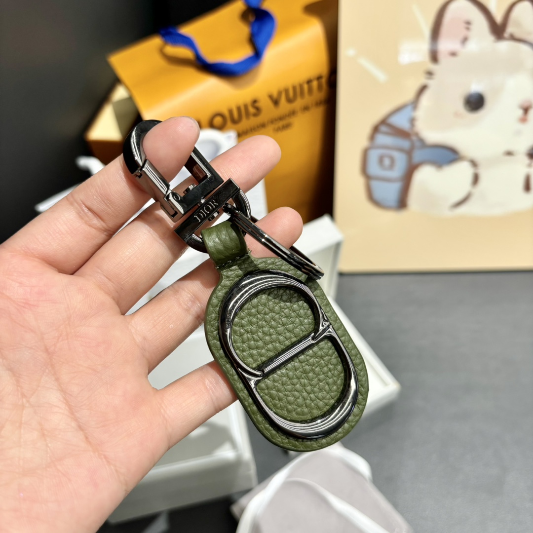 “Dior CD Diamond Logo Key Button with Leather and Metal Embellishments” - 图片 2