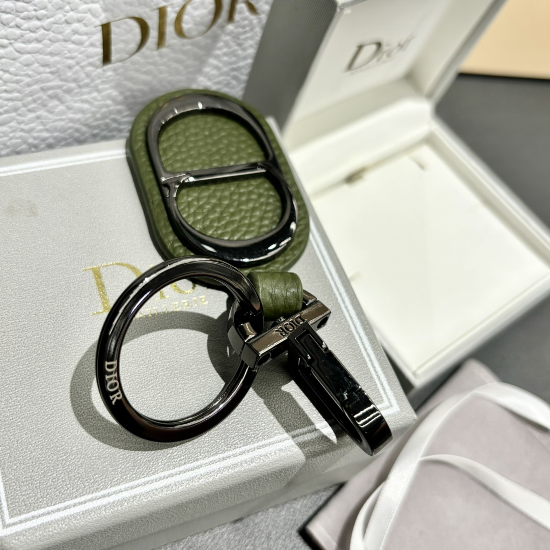 “Dior CD Diamond Logo Key Button with Leather and Metal Embellishments” - 图片 5