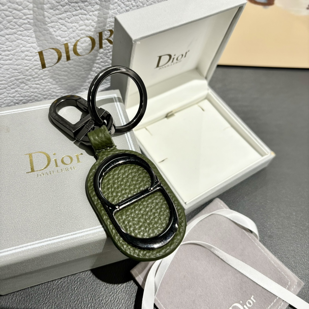 “Dior CD Diamond Logo Key Button with Leather and Metal Embellishments” - 图片 4