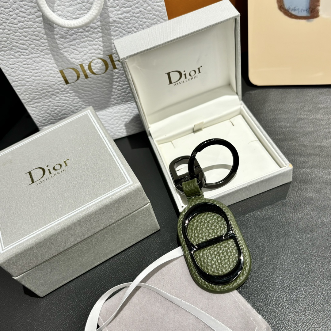 “Dior CD Diamond Logo Key Button with Leather and Metal Embellishments” - 图片 6