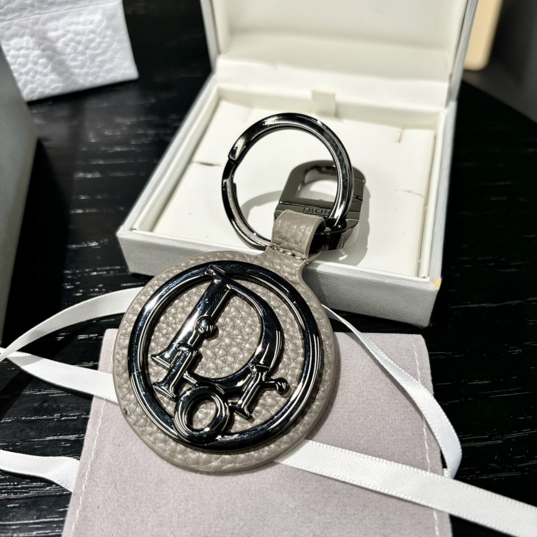 Luxurious CD Diamond Logo Key Button with Cattle Leather and Metal Details - 图片 5