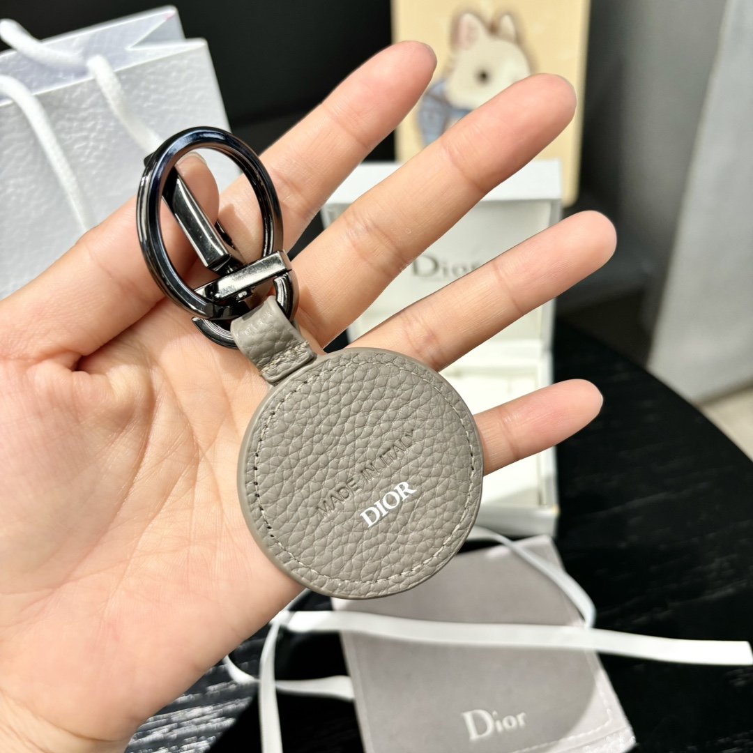 Luxurious CD Diamond Logo Key Button with Cattle Leather and Metal Details - 图片 4