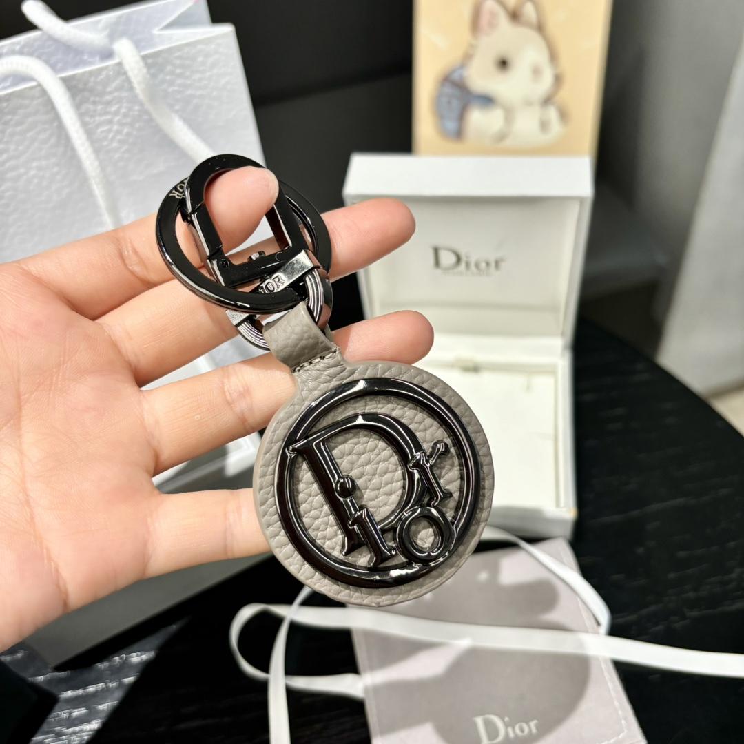 Luxurious CD Diamond Logo Key Button with Cattle Leather and Metal Details - 图片 3