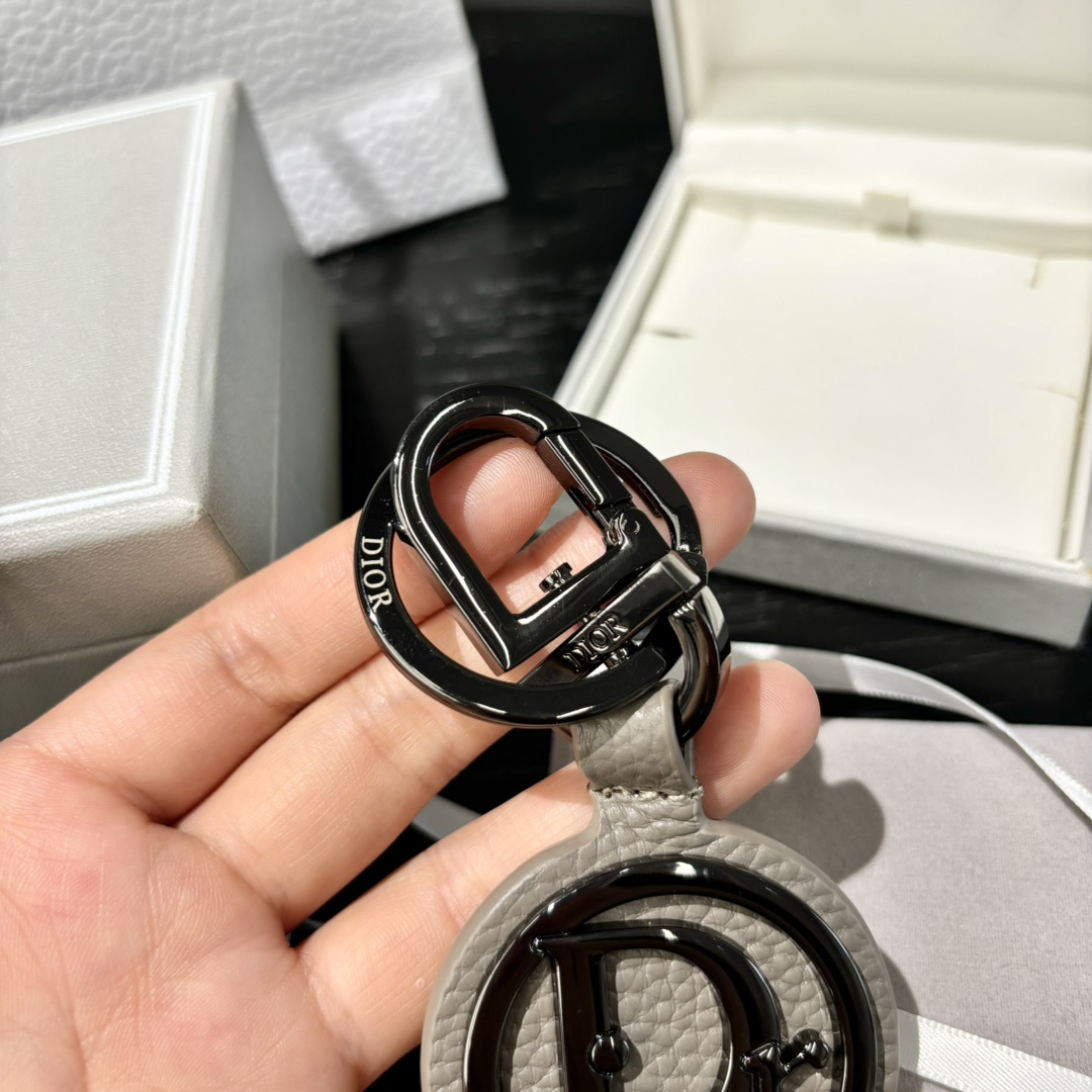 Luxurious CD Diamond Logo Key Button with Cattle Leather and Metal Details - 图片 6