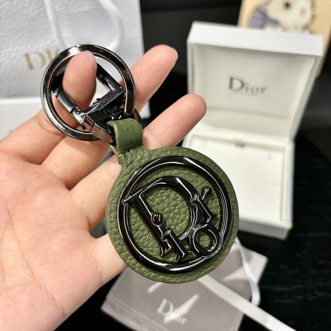 Luxurious CD Diamond Logo Key Button with Leather and Metal Details. - 图片 3