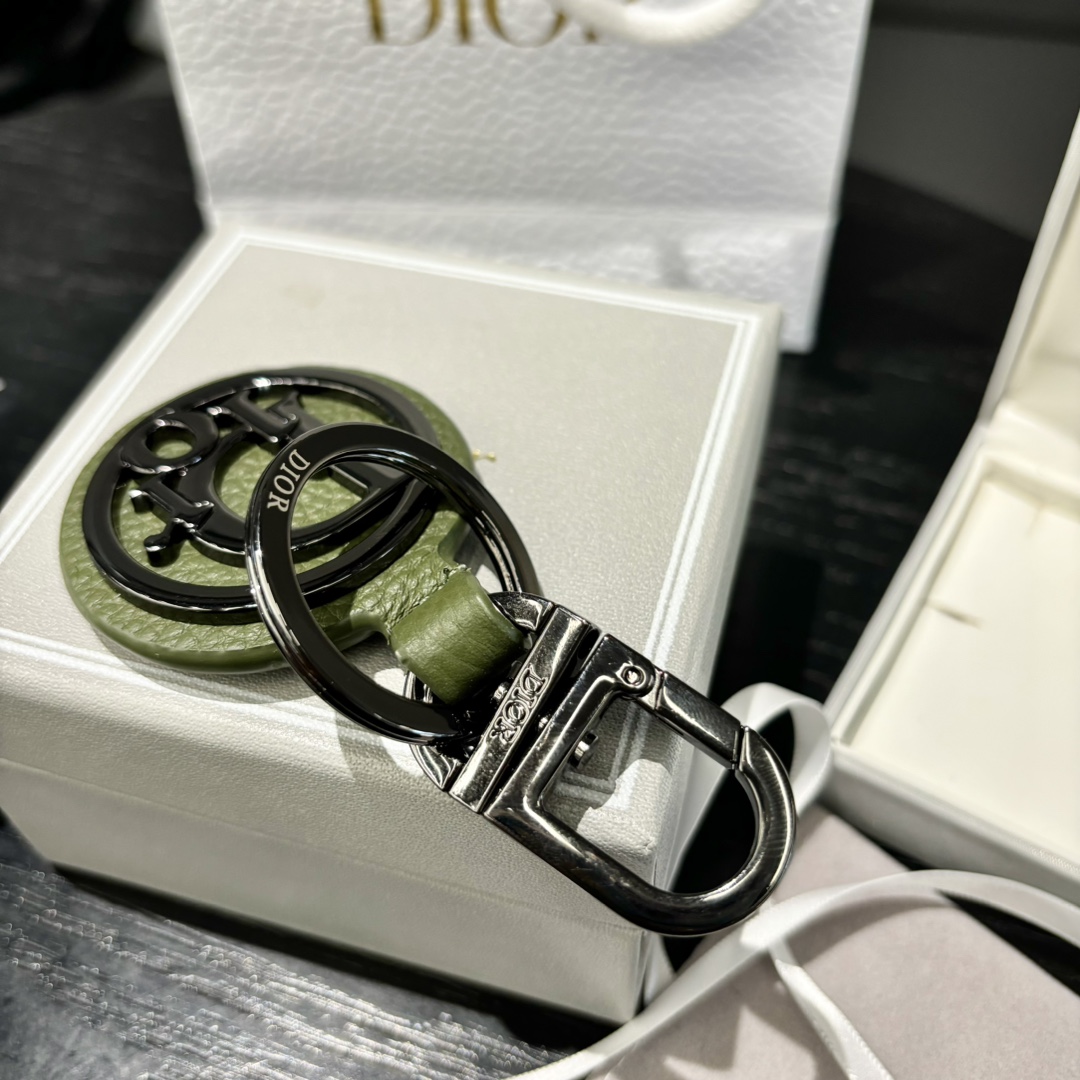 Luxurious CD Diamond Logo Key Button with Leather and Metal Details. - 图片 5